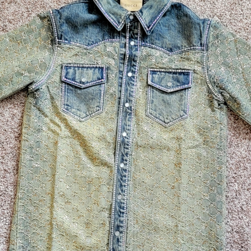 Gucci textured coat  for sale  .brand new  and  no tag...